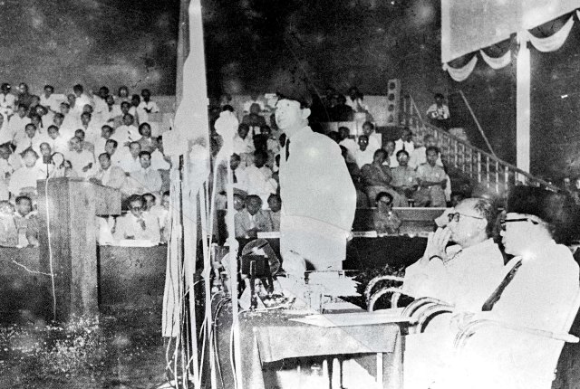 Presiden Soekarno memberikan amanat dimuka sidang musyawarah Nasional Pembangunan (Munap) tgl. 25 Nopember 1957 s/d 4 Desember 1957